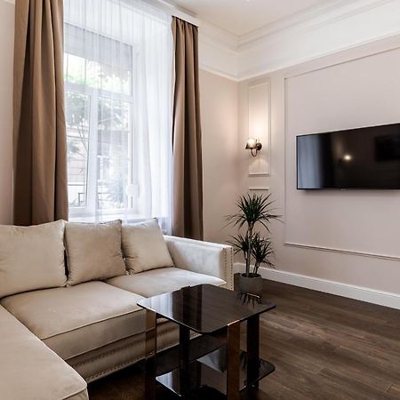 Neoclassic Apartment Львов Экстерьер фото