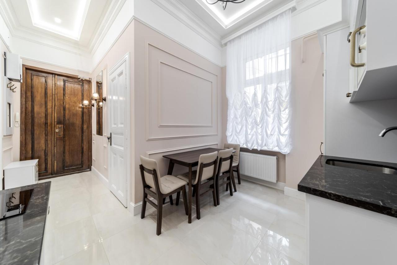 Neoclassic Apartment Львов Экстерьер фото