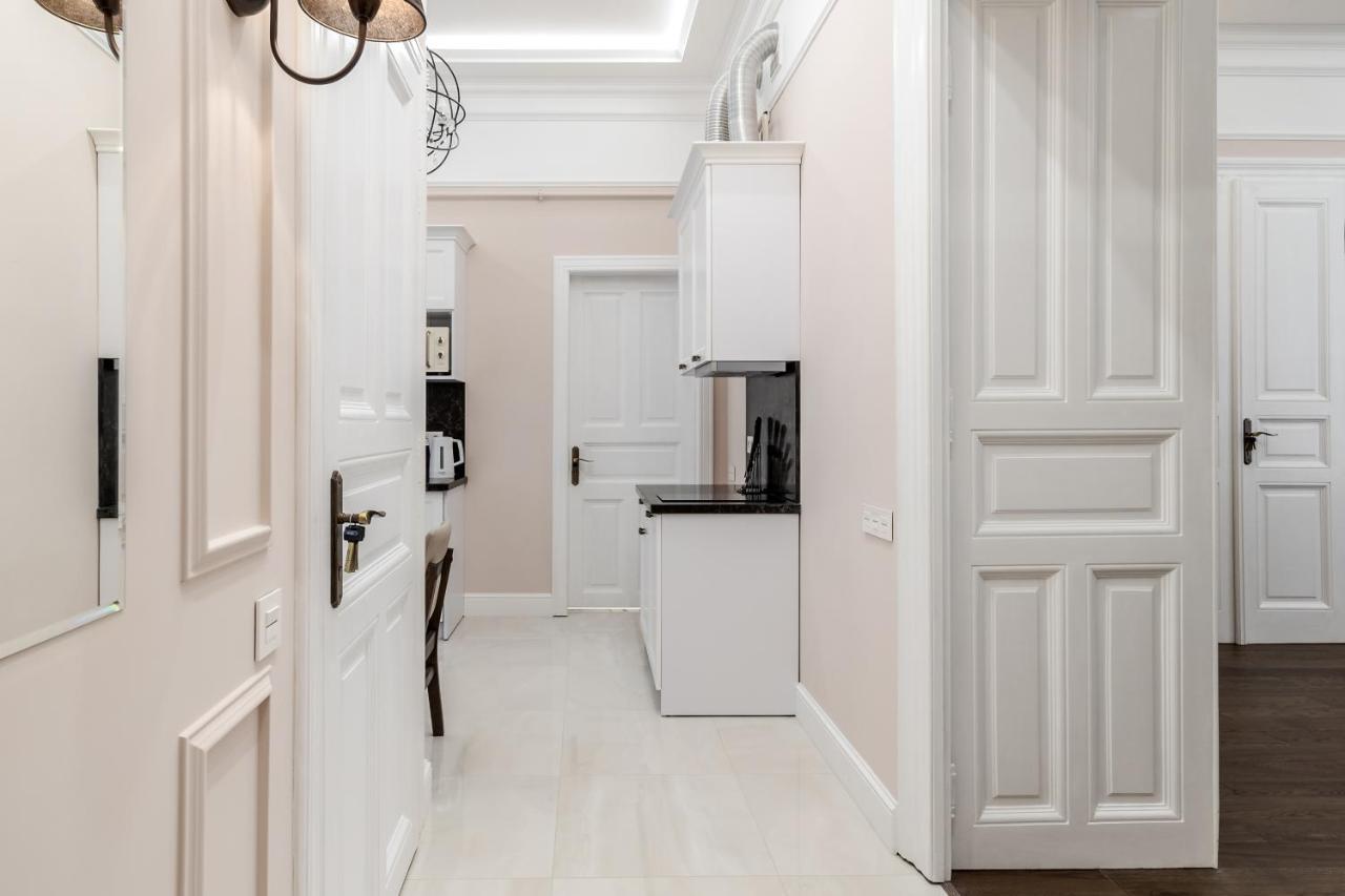 Neoclassic Apartment Львов Экстерьер фото