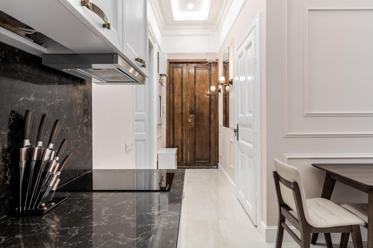 Neoclassic Apartment Львов Экстерьер фото
